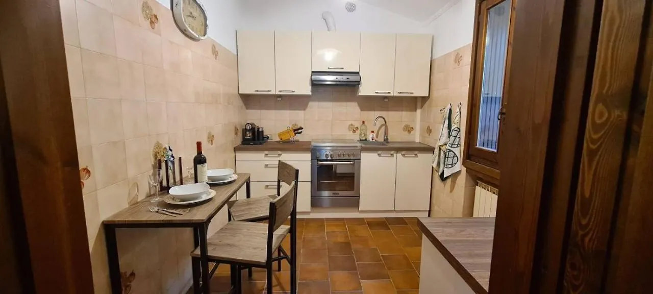 Casa Vacanza Giulia Daire Tavernola Bergamasca 0*,  İtalya